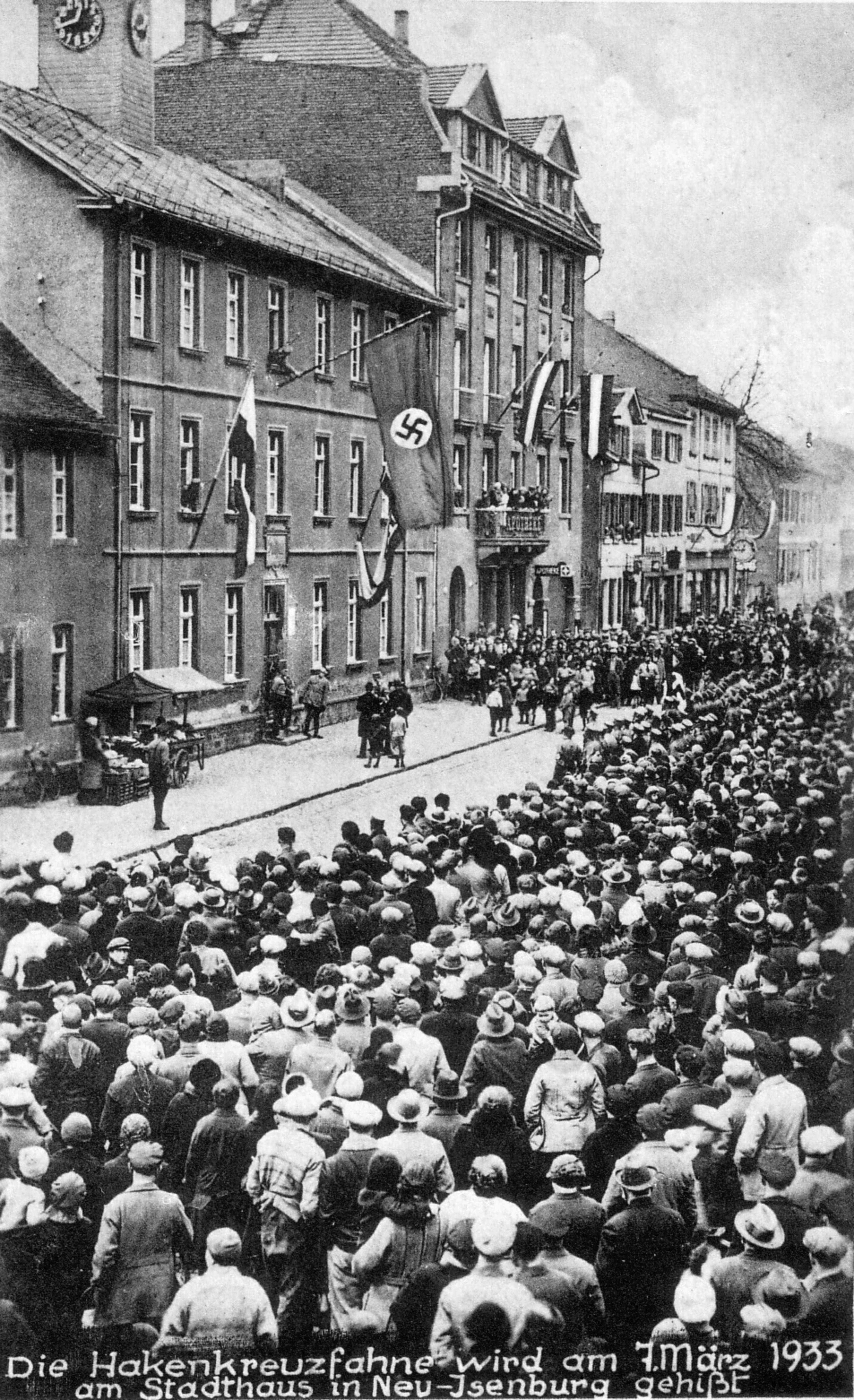 Hissen der Hakenkreuzfahne am Stadthaus, Frankfurter Str.