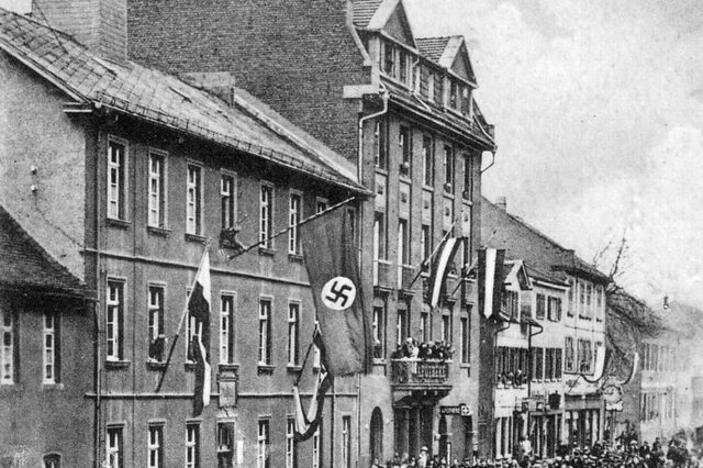 Hissen der Hakenkreuzfahne am Stadthaus, Frankfurter Str.