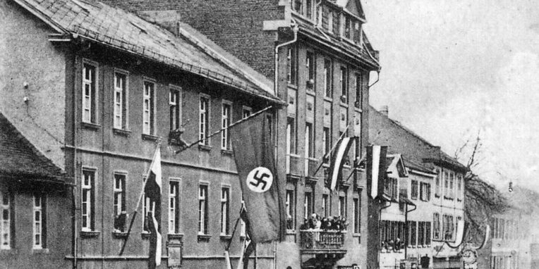 Hissen der Hakenkreuzfahne am Stadthaus, Frankfurter Str.