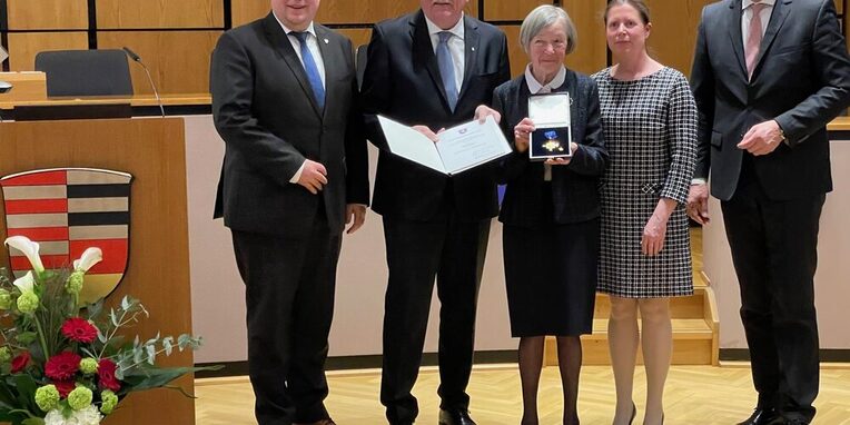 Vlnr.: Erster Stadtrat Stefan Schmitt, Frank Lortz, Vizepräsident des Hessischen Landtags, Ingrid Bickmann, Stadtverordnetenvorsteherin Christine Wagner, Landrat Oliver Quilling.